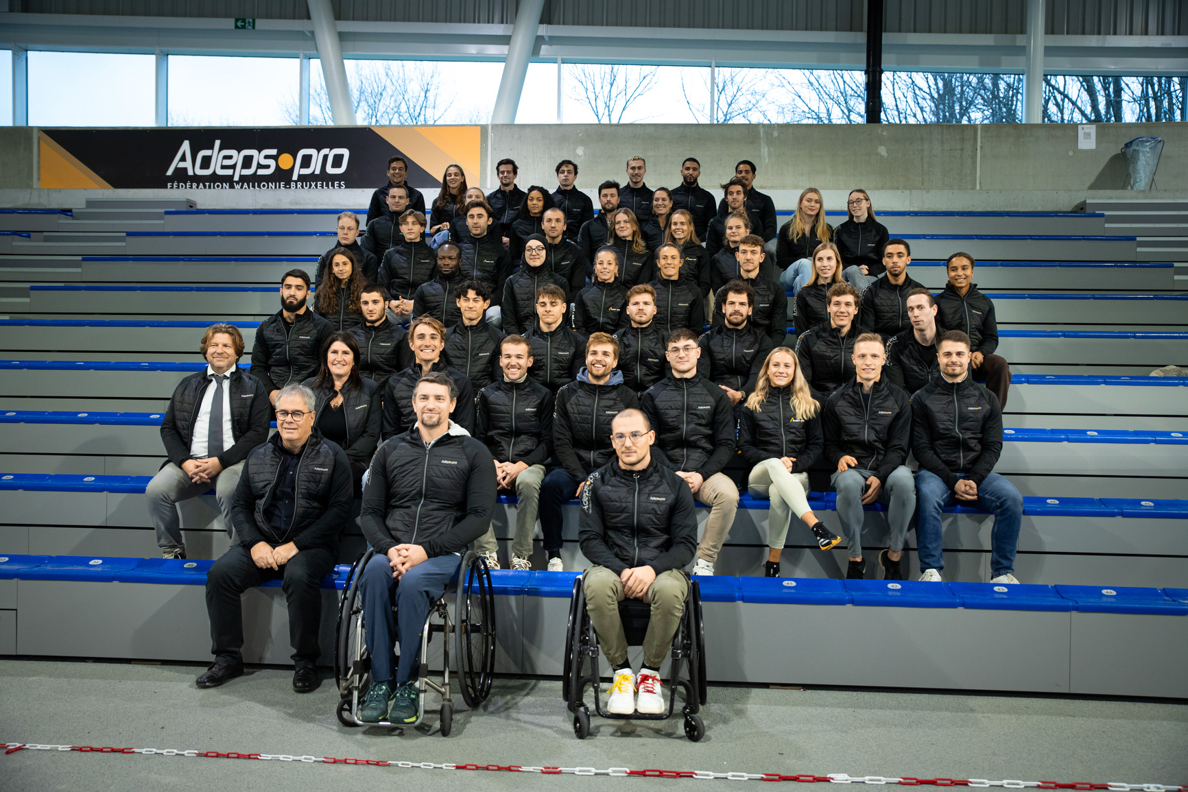 Signature des contrats Adeps Pro dans le hall d'athlétisme du Blocry